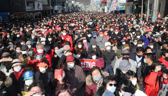 18일 오후 경북 구미시 구미역 앞에서 시민들이 국민의힘 윤석열 대선 후보의 유세를 지켜보고 있다. 연합뉴스