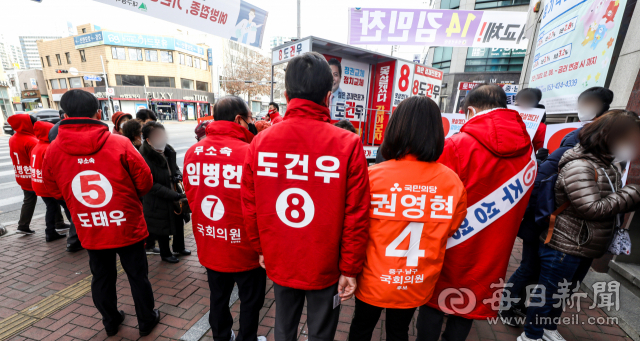 19일 오후 대구 중구 동인동 4가 일대에서 중구남구 보궐선거 야권 후보들이 한자리에 모여 유세를 하고 있다. 왼쪽부터 무소속 도태우 후보, 무소속 임병헌 후보, 무소속 도건우 후보, 국민의당 권영현 후보, 무소속 주성영 후보. 안성완 기자 asw0727@imaeil.com