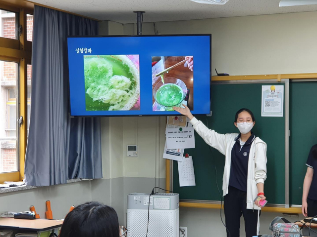 한 대구 정화여고 학생이 화학 실험 결과를 발표를 하고 있다. 정화여고(교장 이인우)는 2022학년도 입시에서 서울대 8명(수시 5명, 정시 3명)을 비롯해 의약학 계열에 40명이 합격했다고 22일 밝혔다. 대구 정화여고 제공