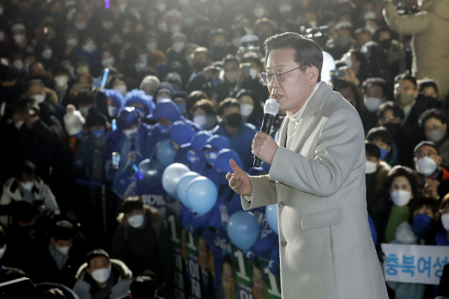 더불어민주당 이재명 대선후보가 23일 충북 청주시 롯데마트 앞에서 열린 