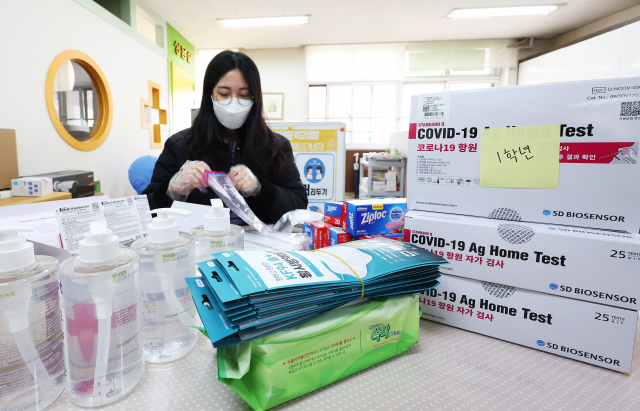 25일 오전 경기도 수원시 장안구 한일초등학교에서 보건교사가 개학을 앞두고 코로나19 자가검사키트 등 방역물품을 정리하고 있다. 연합뉴스