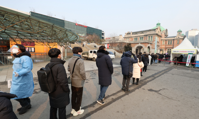 신종 코로나바이러스 감염증(코로나19) 신규 확진자 수가 16만5890명을 기록한 25일 오전 서울역 코로나19 임시선별검사소에서 시민들이 줄을 서 있다. 연합뉴스