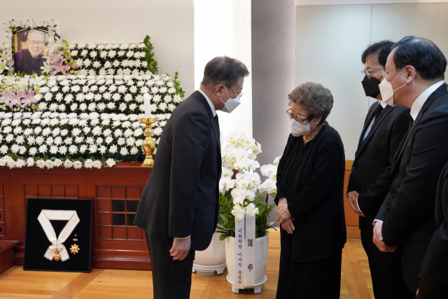 문재인 대통령이 26일 오후 서울 종로구 서울대병원 장례식장에 마련된 고(故) 이어령 초대 문화부 장관의 빈소를 찾아 조문한 뒤 유족을 위로하고 있다. 연합뉴스