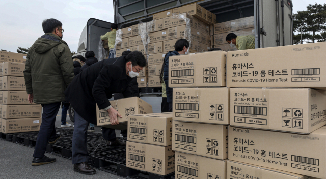 지난 1월 오전 대구스타디움 방역물품 임시보관소에서 대구시 출산보육과를 비롯해 각 구·군 관계자들이 지역내 어린이집에 배부할 코로나19 자가진단 키트를 하역하고 있다. 사진은 기사내용과 관련 없음. 매일신문 DB