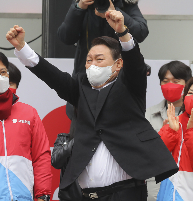 국민의힘 윤석열 대선 후보가 1일 오후 서울 동작구 중앙대학교 병원 정문 앞에서 열린 유세에서 어퍼컷 세리머니를 하고 있다. 연합뉴스