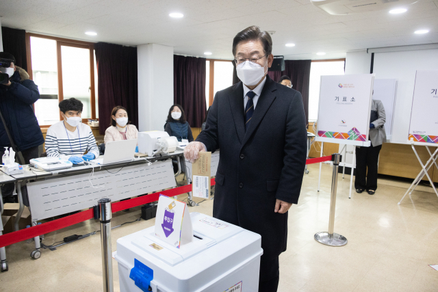 더불어민주당 이재명 대선 후보가 4일 오전 서울 중구 소공동 주민센터에 마련된 사전투표소에서 투표하고 있다. 연합뉴스