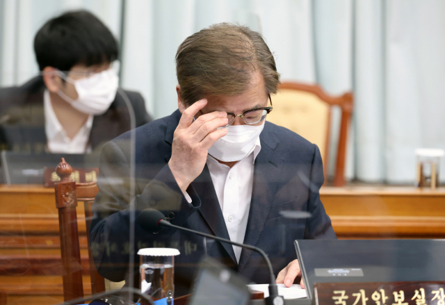 서훈 국가안보실장이 22일 청와대 여민관에서 열린 영상국무회의에서 자료를 검토하고 있다. 자료사진 연합뉴스