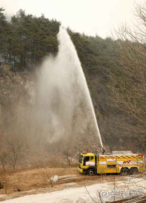 울진군 산불 발생 사흘째인 6일 북면 호월리에서 소방대원이 진화 작업을 준비하고 있다. 우태욱 기자 woo@imaeil.com