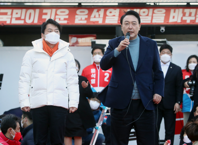 윤석열 대통령 당선인이 대선 운동 기간인 지난달 5일 경기도 이천시산림조합 앞 유세 현장에서 안철수(국민의당 대표) 대통령직인수위원장과 함께 지지를 호소하고 있다. 연합뉴스