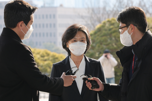 노정희 중앙선거관리위원장이 7일 경기도 과천시 중앙선거관리위원회로 출근하고 있다. 중앙선거관리위원회는 이날 오전 긴급 전원회의를 열어 이틀 뒤 본투표에서의 확진자·격리자 투표소 운영 방침을 결정한다. 연합뉴스