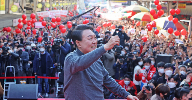 윤석열 대통령이 지난 대선 후보 시절 대구 중구 서문시장에서 지지를 호소하는 모습. 김영진 기자 kyjmaeil@imaeil.com