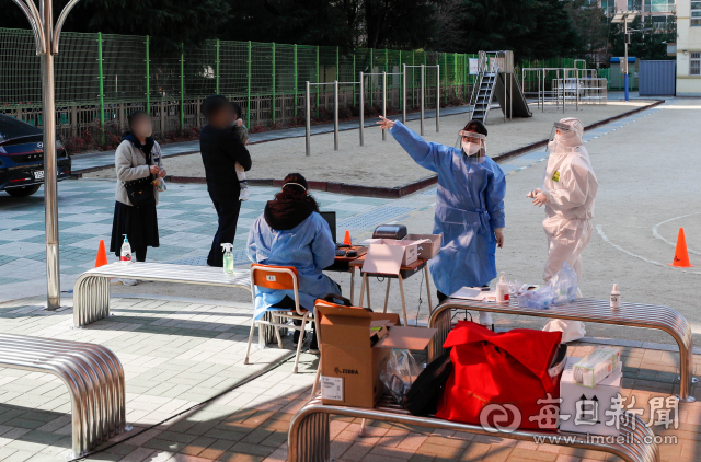 개학 후 학생·교직원 확진자가 폭증하자 대구시교육청이 8일 학교로 찾아가는 이동식PCR검사팀 운영을 시작해 시내 한 초등학교에서 진단검사를 받으려는 학생과 교직원이 차례를 기다리고 있다. 우태욱 기자 woo@imaeil.com