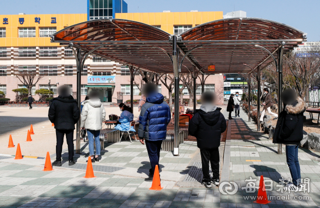 개학 후 학생·교직원 확진자가 폭증하자 대구시교육청이 8일 학교로 찾아가는 이동식PCR검사팀 운영을 시작해 시내 한 초등학교에서 진단 검사가 진행되고 있다. 우태욱 기자 woo@imaeil.com