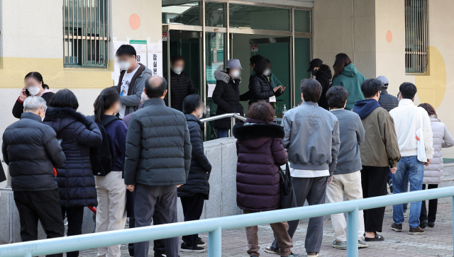 제20대 대통령선거일인 9일 서울 송파구 잠전초등학교 체육관에 마련된 잠실본동 투표소에서 유권자들이 투표를 기다리고 있다. 연합뉴스