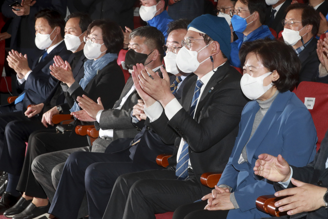 더불어민주당 이낙연 총괄선대위원장과 송영길 대표, 추미애 명예선대위원장 등 당 지도부가 9일 오후 서울 여의도 국회 의원회관 개표 상황실에서 방송 3사 출구조사 결과를 지켜보고 있다. 연합뉴스