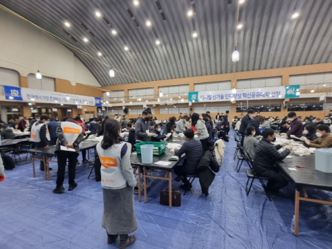 9일 대구 동구 선거관리위원회에서 개표가 진행되고 있는 모습. 임재환 기자