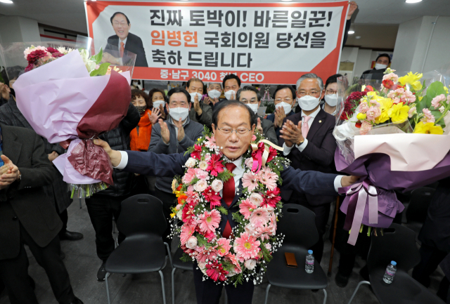 대구 중·남구 재보궐선거에 당선된 임병헌 무소속 후보가 10일 대구 남구 대명동 선거사무소에서 지지자들과 함께 꽃다발을 들고 기뻐하고 있다. 김영진 기자 kyjmaeil@imaeil.com