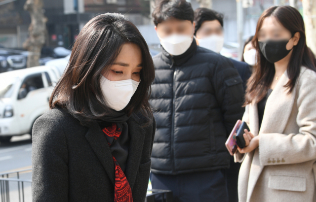 국민의힘 윤석열 대선후보의 부인 김건희 씨가 제20대 대통령선거 사전투표 첫날인 4일 서울 서초구 서초1동 주민센터에 마련된 사전투표소로 들어서고 있다. 연합뉴스