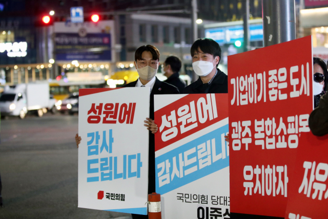 국민의힘 이준석 대표가 10일 오후 광주 남구 백운교차로에서 제20대 대통령으로 당선된 윤석열 후보를 대신해 감사 인사를 하고 있다. 연합뉴스