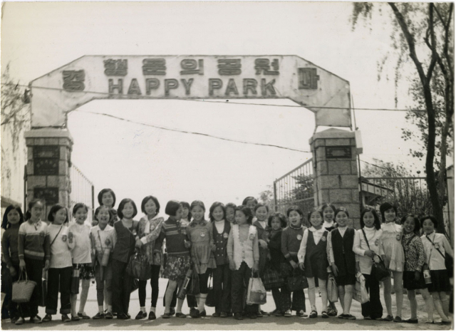 한국마사회가 한국경마 100주년을 기념해 유물 구입에 나선다. 1973년 경마공원 소풍 기념사진. 사진=한국마사회 제공