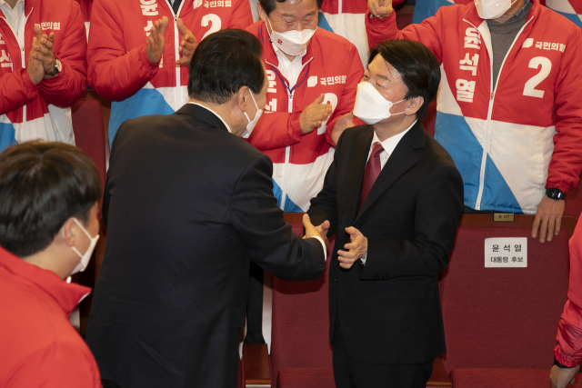 윤석열 제20대 대통령 당선인이 10일 새벽 서울 여의도 국회도서관에 마련된 