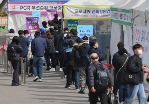 오미크론 변이가 확산하면서 15일 코로나19 신규 확진자는 36만명대를 기록했고 누적 확진자는 700만명을 넘었다. 신규 확진자가 연일 30만명을 크게 웃돌면서 이날 발표된 위중증 환자와 사망자도 국내 코로나19 사태 이후 2년여 만에 가장 많았다. 중앙방역대책본부는 이날 0시 기준으로 신규 확진자가 36만2천338명 늘어 누적 722만8천550명으로 집계됐다고 밝혔다. 사진은 이날 오전 서울역 선별진료소 모습. 연합뉴스