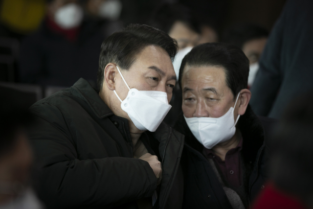 국민의힘 윤석열 대선 후보가 지난 2월 23일 오후 전남 신안군 하의도에 있는 고 김대중 대통령 생가를 방문하기 위해 전남 목포시 목포연안여객터미널 부두에서 배에 오르기에 앞서 박주선 전 국회부의장과 이야기를 나누고 있다. 연합뉴스