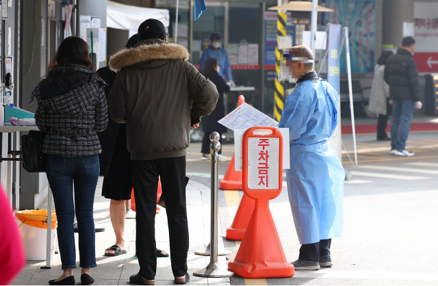 코로나19 신규확진자 수가 40만명을 넘어선 16일 오전 코로나19 호흡기 진료 지정 의료기관으로 지정된 서울 시내의 병원 선별진료소를 찾은 시민이 검사를 기다리고 있다. 중앙방역대책본부에 따르면 이날 0시 기준 신규 확진자수는 40만741명으로 누적 762만9천275명을 기록했다. 연합뉴스