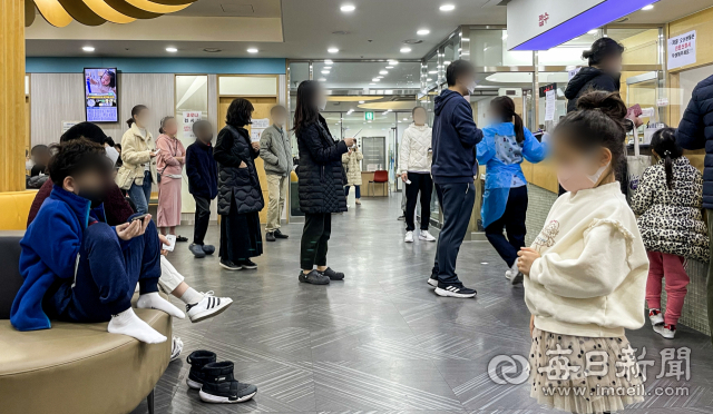 20일 오전 대구 수성구의 한 코로나19 소아특화 거점전담병원이 신속항원검사를 받기 위해 내원한 아이들과 부모들로 북새통을 이루고 있다. 이날 0시 기준 코로나19 신규확진자 38만 여명 중 10살 미만 소아는 4만 8천 여명으로 12.8%를 기록, 인구 10만 명당 발생률이 전 연령대에서 가장 높은 것으로 나타났다. 안성완 기자 asw0727@imaeil.com