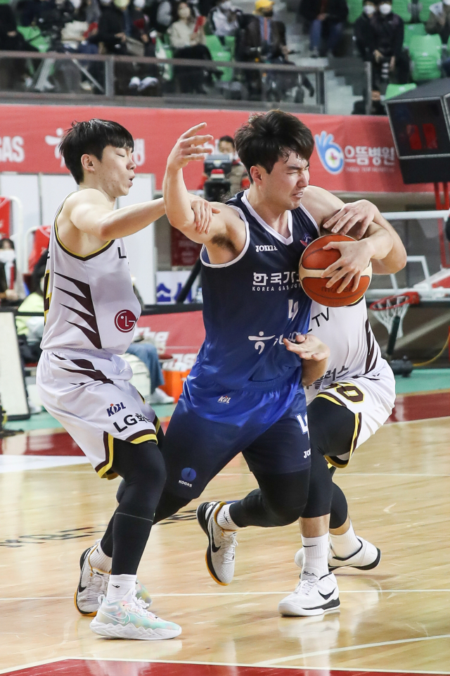 20일 프로농구 대구 한국가스공사 페가수스와 창원LG의 경기에서 가스공사 김낙현이 돌파를 시도하고 있다. 이날 가스공사는 창원LG에 81대77로 승리하면서 시즌 첫 4연승을 달렸다. KBL제공