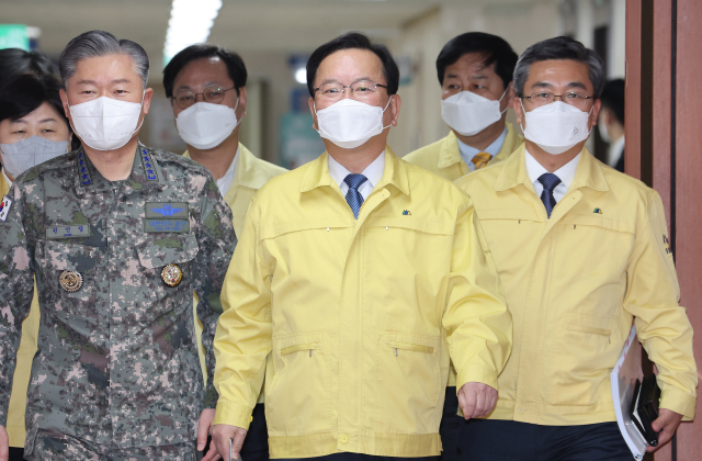 김부겸 국무총리(가운데)가 22일 정부서울청사에서 열린 중앙통합방위회의에 서욱 국방부 장관(오른쪽), 원인철 합참의장과 함께 참석하고 있다. 연합뉴스