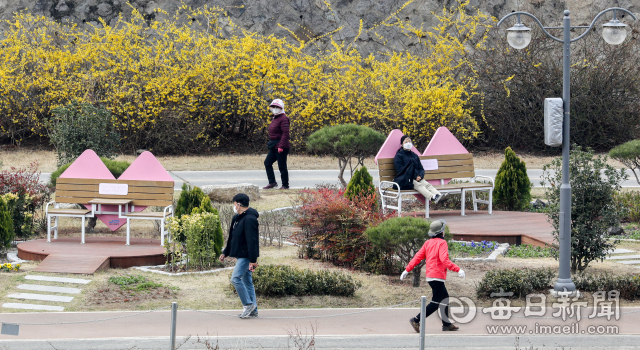 23일 오후 개나리가 만발한 대구 신천 둔치에서 시민들이 미니 정원 형태의 쉼터에 앉아 휴식을 취하거나 자전거와 도보로 산책을 즐기고 있다. 우태욱 기자 woo@imaeil.com