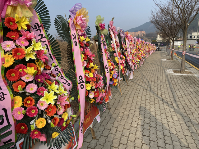 24일 오전 대구 달성군 박근혜 전 대통령 사저 앞 인도에 수많은 환영 화환이 놓여있다.