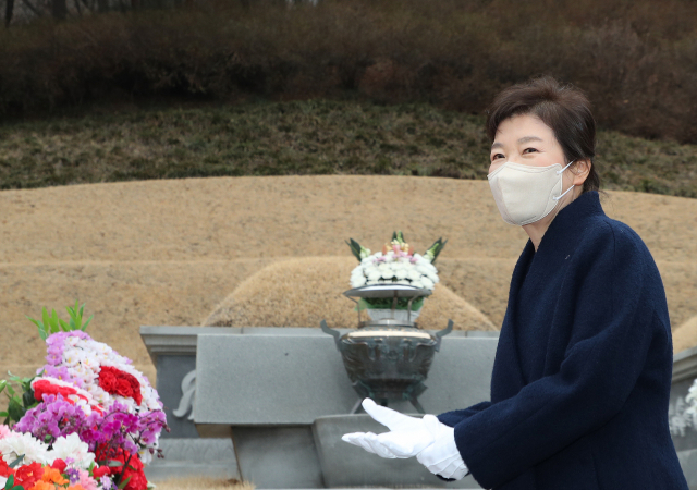 박근혜 전 대통령이 24일 오전 서울 동작구 국립서울현충원을 찾아 고 박정희 전 대통령 내외 묘역에 참배하고 있다. 연합뉴스