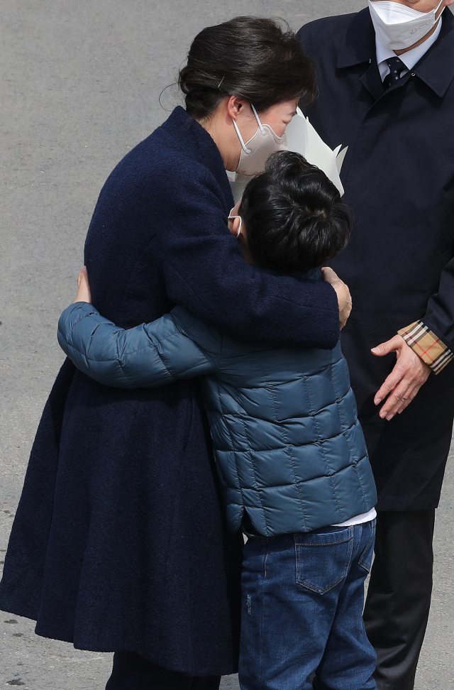 박근혜 전 대통령이 지난해 3월 24일 오후 대구 달성군 유가읍 사저 앞에 도착해 어린이에게 축하 꽃다발을 받고 있다. 김영진 기자 kyjmaeil@imaeil.com