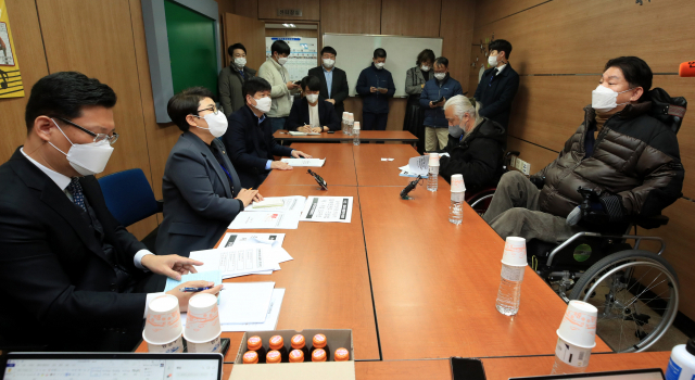 임이자 대통령직 인수위원회 사회문화복지분과 간사와 김도식 인수위원이 29일 오전 경복궁역 서울교통공사 경복궁영업사업소 회의실에서 장애인차별철폐연대 회원들과 면담을 하고 있다. 연합뉴스