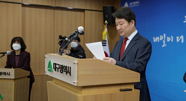 권영진 대구시장이 30일 오전 중구 대구시청 브리핑룸에서 오는 6월 1일 치러지는 지방선거에 불출마 선언을 마친 뒤 기자회견문을 정리하고 있다. 김영진 기자 kyjmaeil@imaeil.com