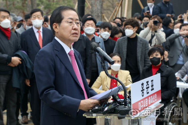 홍준표 국민의힘 의원이 31일 대구 수성못 상화동산에서 대구시장 출마 선언을 한 후 지지자로부터 꽃다발을 받고 있다. 우태욱 기자