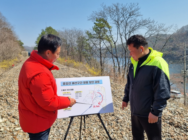 권기창 국민의힘 안동시장 예비후보는 4일 바르셀로나 올림픽 마라톤 금매달 수상자인 황영조 감독을 초청해 중앙선 철도 이설로 생겨난 폐선부지를 활용한 마라톤 코스 개발에 대한 자문을 구했다. 권기창 예비후보선대위 제공