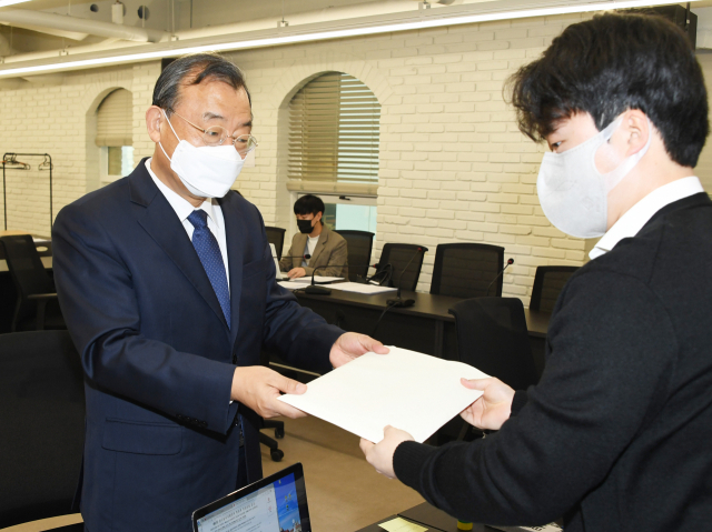 이정현 전 새누리당(국민의힘 전신) 대표가 5일 서울 여의도 국민의힘 중앙당사에서 6.1 지방선거 전남지사 출마를 위해 후보등록을 하고 있다. 연합뉴스