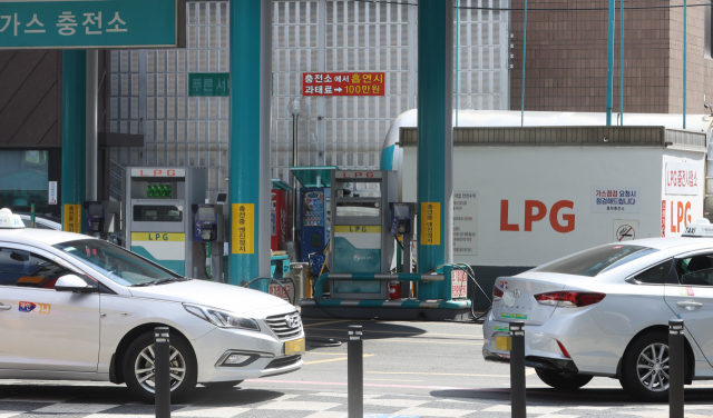 국내 LPG 수입업체가 LPG 공급가격을 ㎏당 140원 인상한다고 밝힌 지난 1일 서울 시내 LPG 충전소에 택시가 지나가고 있다. 연합뉴스