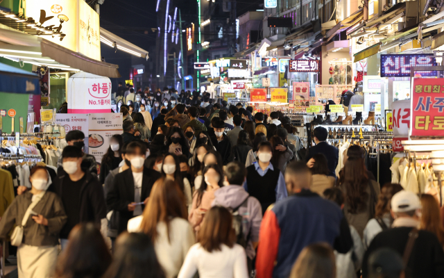 코로나19 신규 확진자 수가 감소세를 보이는 가운데 8일 오후 서울 마포구 홍대 앞 거리가 금요일 저녁을 즐기려는 시민들로 붐비고 있다. 연합뉴스