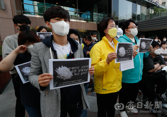 11일 장애인차별금지법 시행 14년을 맞아 420장애인차별철폐대구투쟁연대와 대구15771330장애인차별상담전화네트워크가 국가인권위원회 대구인권사무소 앞에서 집단 진정을 제기하며 기자회견을 열고 있다. 우태욱 기자 woo@imaeil.com