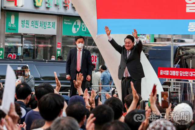 윤석열 대통령 당선인이 12일 대구 중구 동성로에서 시민들에게 인사를 하고 있다. 안성완 기자 asw0727@imaeil.com