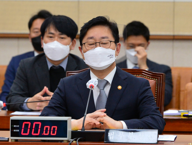 박범계 법무부 장관이 14일 오후 서울 여의도 국회에서 열린 법제사법위원회 전체 회의에 참석해 자리에 앉아 있다. 연합뉴스