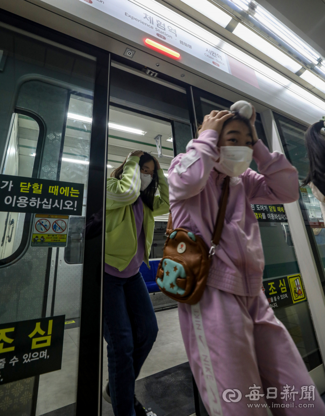 국민안전의날을 하루 앞둔 15일 오전 대구시민안전테마파크에서 본리초등학교 학생들이 지하철 안전체험을 하고 있다. 국민안전의날은 2014년 4월 16일 세월호 침몰 사고 이후 안전의 중요성을 되새기자는 의미로 제정된 날이다. 안성완 기자 asw0727@imaeil.com