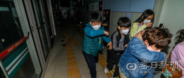 국민안전의날을 하루 앞둔 15일 오전 대구시민안전테마파크에서 본리초등학교 학생들이 지하철 안전체험을 하고 있다. 국민안전의날은 2014년 4월 16일 세월호 침몰 사고 이후 안전의 중요성을 되새기자는 의미로 제정된 날이다. 안성완 기자 asw0727@imaeil.com