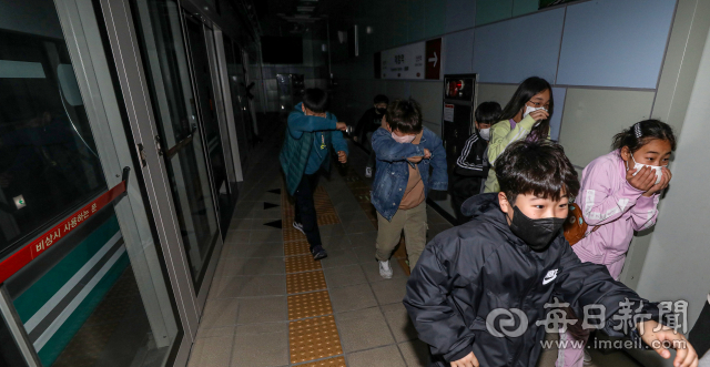 국민안전의날을 하루 앞둔 15일 오전 대구시민안전테마파크에서 본리초등학교 학생들이 지하철 안전체험을 하고 있다. 국민안전의날은 2014년 4월 16일 세월호 침몰 사고 이후 안전의 중요성을 되새기자는 의미로 제정된 날이다. 안성완 기자 asw0727@imaeil.com