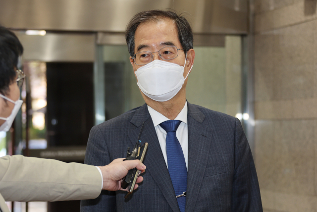 한덕수 국무총리 후보자가 15일 오전 서울 종로구 한국생산성본부 건물에 마련된 국회 인사청문회 준비단 사무실에 출근하며 기자들의 질문에 답하고 있다. 연합뉴스