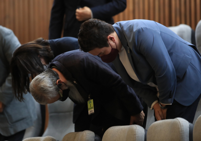 15일 국회 본회의장에서 공군 20전투비행단 이예람 중사 사망 사건 관련 군 내 성폭력 및 2차 피해 등의 진상규명을 위한 특별검사임명 등에 관한 법률안이 통과되자 방청석에 있던 고 이예람 중사 아버지 이모씨와 더불어민주당 박지현 공동비상대책위원장이 인사하고 있다. 연합뉴스